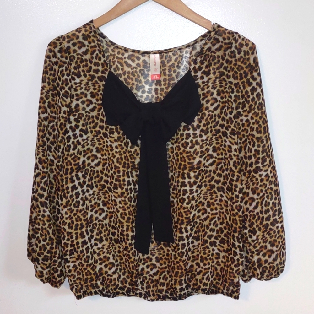 Leopard top with black bow